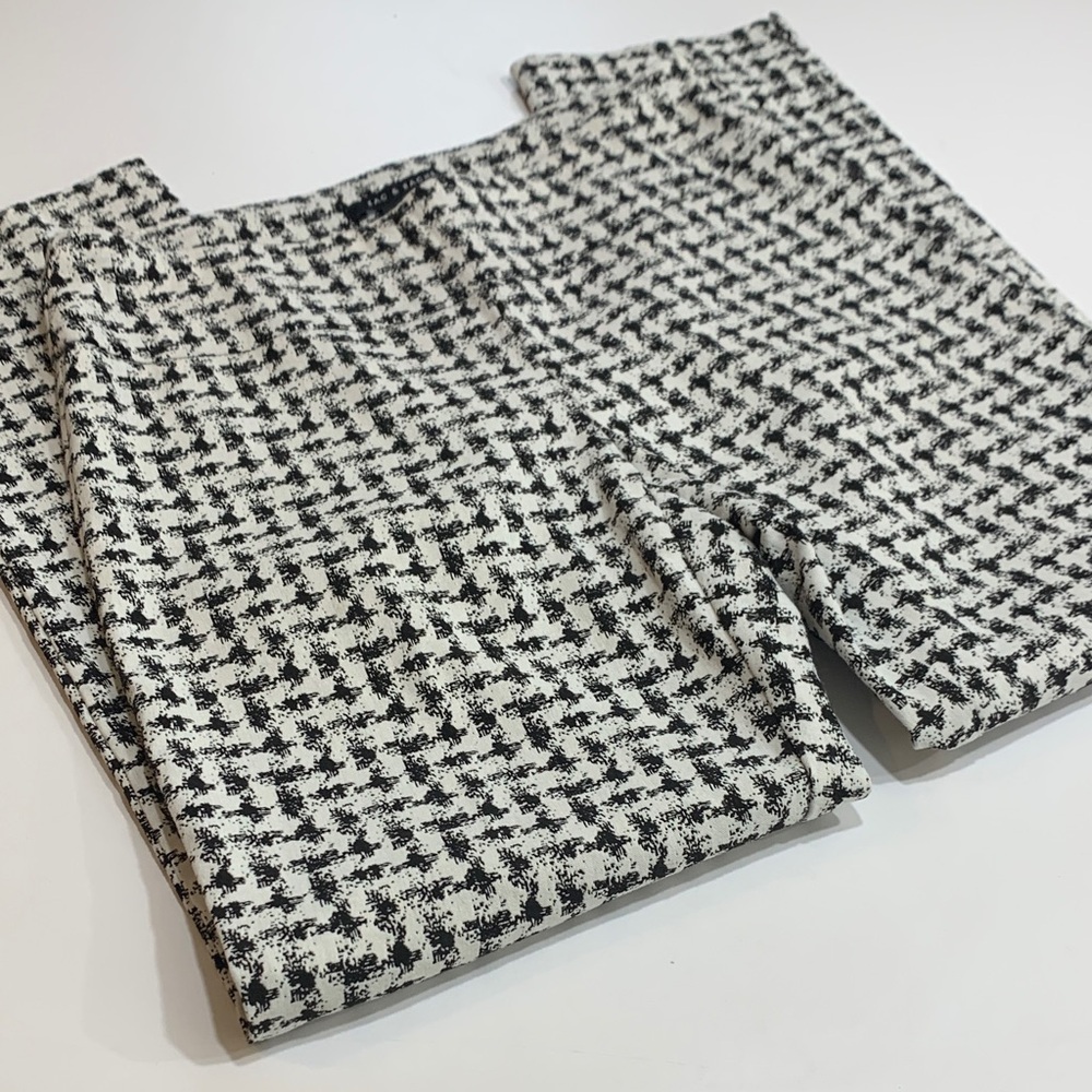 Zac & Rachel all stretch black-and-white capris. Size 6.